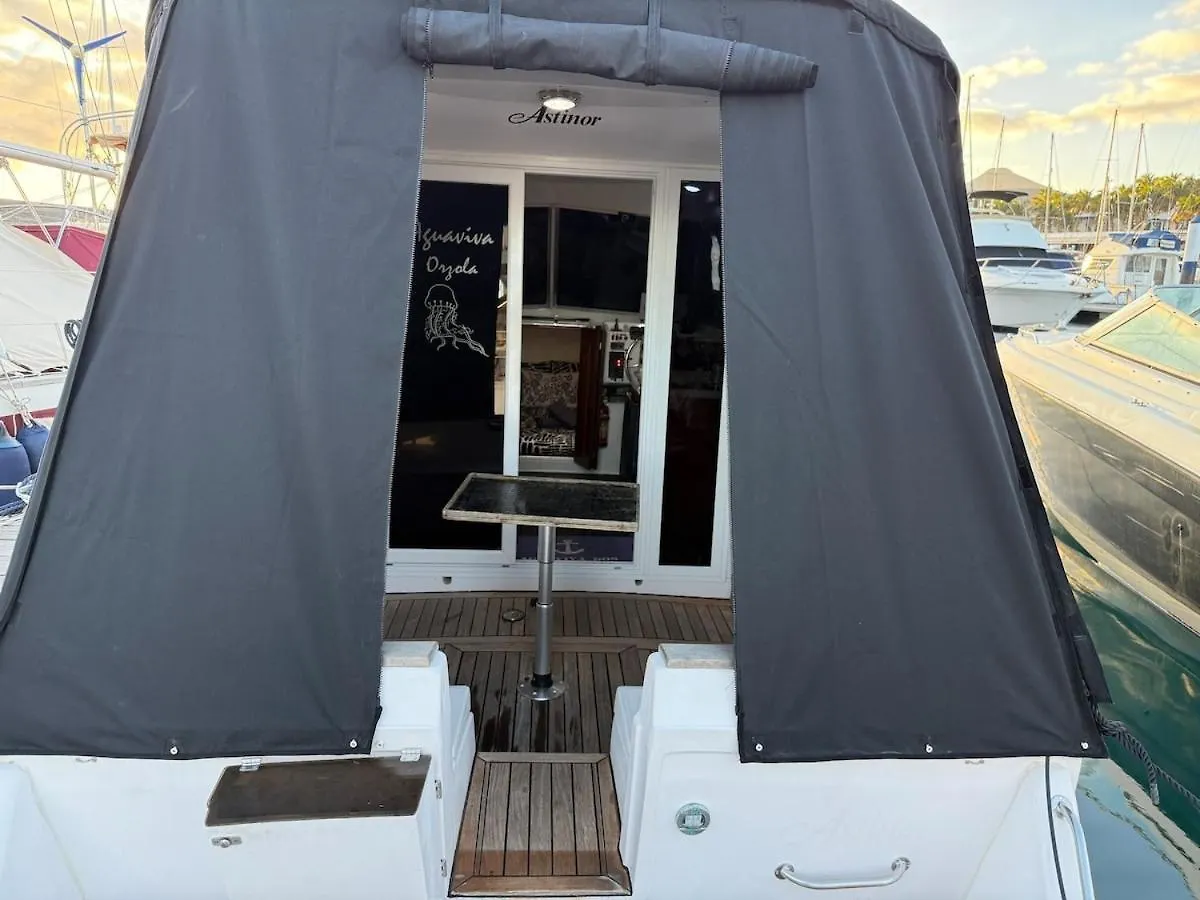 Barco Puerto Calero Hotel Úszó hotel