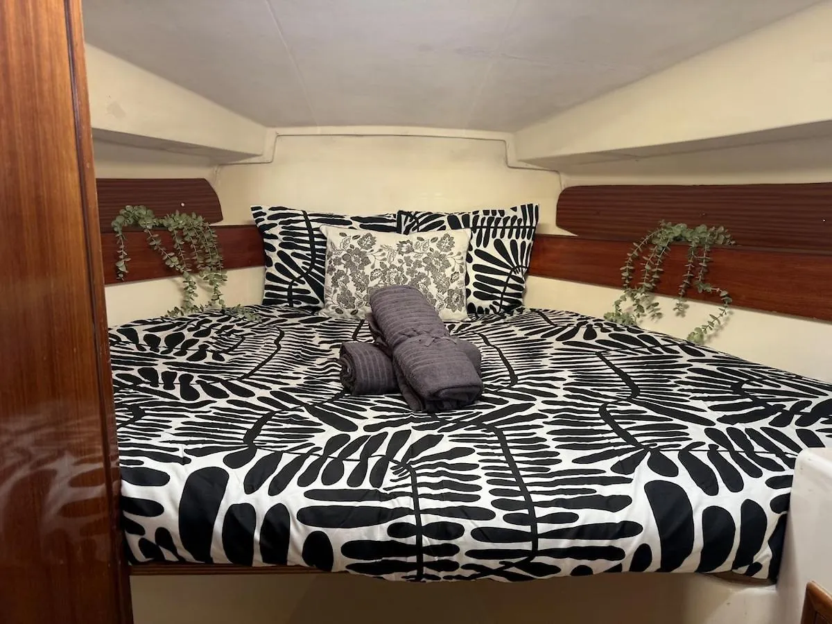 Úszó hotel Barco Puerto Calero Hotel
